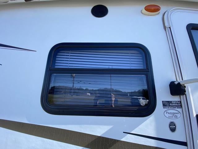 2013 KEYSTONE PASSPORT ULTRA LITE SERIES M-3220 BH